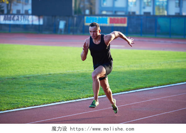 运动会红色橡胶跑道上的男运动员励志运动健身户外跑步